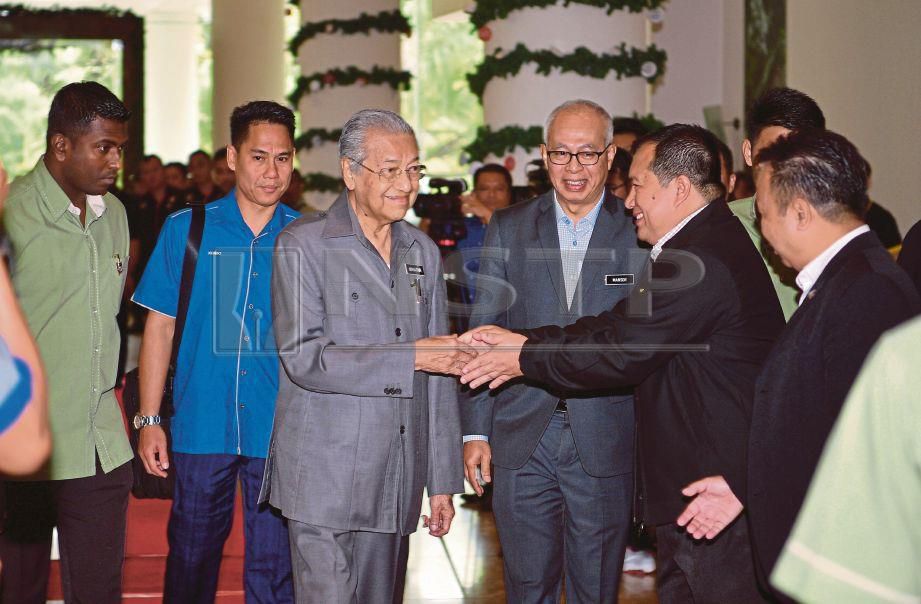 DR Mahathir   ketika  menghadiri taklimat tertutup kemajuan projek Persekutuan di Sarawak, semalam.