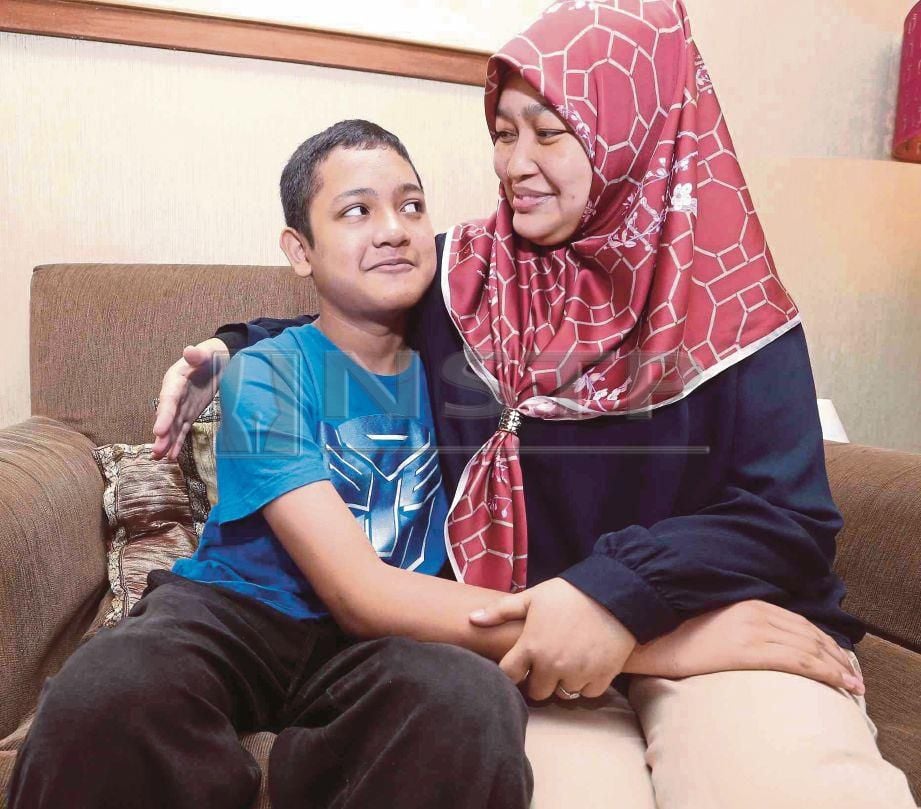 DZARIF bersama ibunya Siti Nurbaya Hamsan. FOTO Saifullizan Tamadi