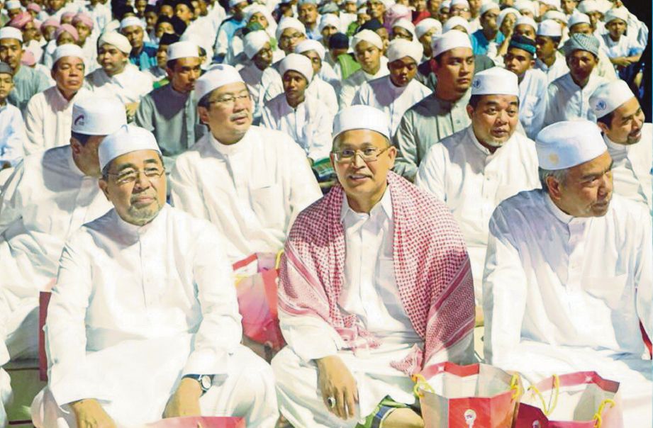  AHMAD Bashah (kiri) dan barisan EXCO  hadir pada Malam Kedah Berselawat di Medan Raja Alor Setar, semalam.