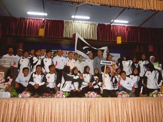 MOHD Azhar (berdiri enam dari kanan) bersama atlet memanah Terengganu.