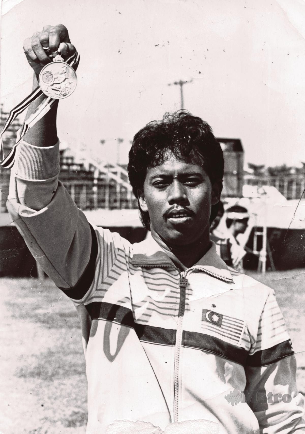 ROSMAN bersama pingat yang dimenangninya di Sukan Sea Bangkok, Thailand pada 1985.