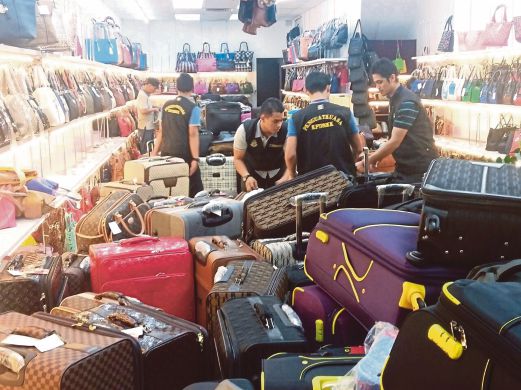 RAMPASAN dilakukan pihak berkuasa terhadap sebuah kedai  di Jalan Petaling.