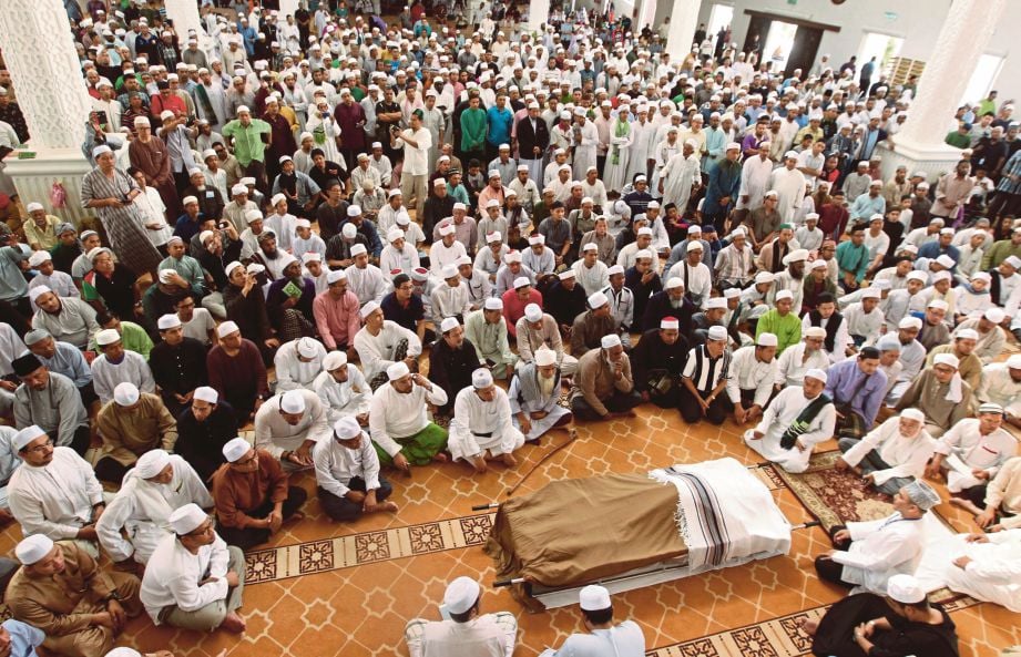 KUALA LUMPUR 02 OCTOBER 2016. Para jemaah yang hadir di Masjid Jamek Kg Baru untuk menyembahyangkan jenazah Allahyarham, Ustaz Syed Mohd Fadzli Syed Ahmad Al-Yamani. NSTP/YAZIT RAZALI