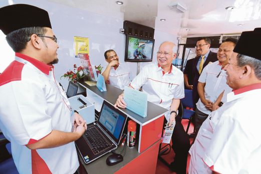 Najib diiringi Menteri di Jabatan Perdana Menteri, Datuk Seri Jamil Khir Baharom (dua dari kiri) melawat kaunter bergerak MAIWP.