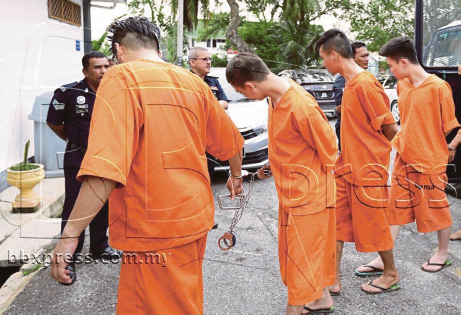 EMPAT suspek dibawa ke Mahkamah Majistret Telok Datok bagi mendapatkan perintah reman, semalam.
