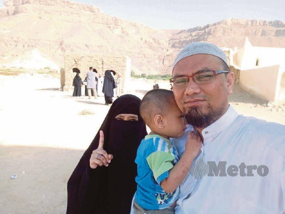 ERA Adlina bersama suami, Mohd Hamizane Mohd Ariffin dan anaknya ketika menziarahi sekitar makam Imam Ahmad Muhajir di kota Tarim.