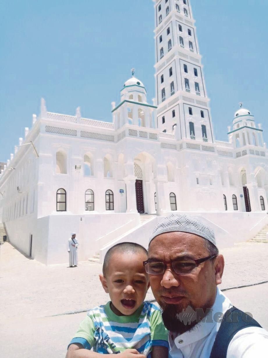 MASJID Imam Umar Al-Muhdhor adalah masjid agung yang menjadi kebanggaan penduduk kota Tarim.