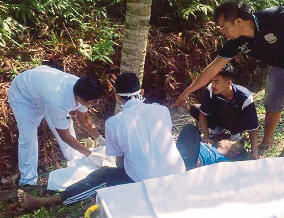 ANGGOTA perubatan beri rawatan kecemasan kepada Mohd Khairul (gambar kecil).