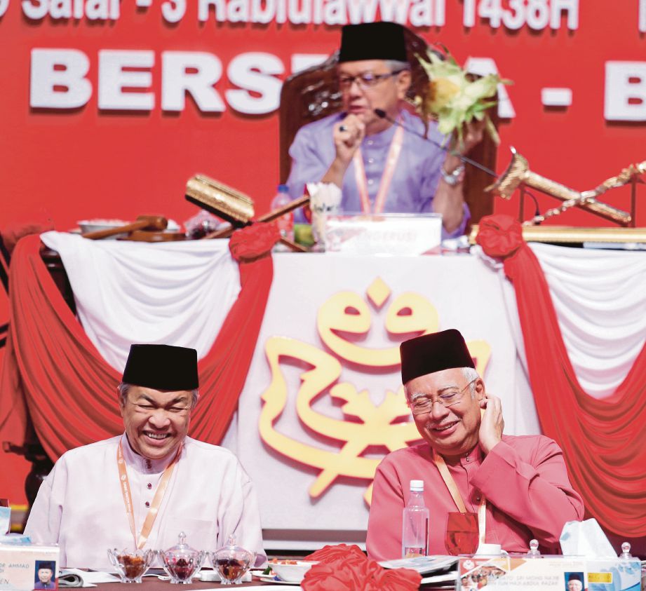 DATUK Seri Najib Razak dan Naib Presiden yang menjalankan tugas Timbalan Presiden UMNO, Datuk Seri Dr Ahmad Zahid Hamidi (kiri) ketawa ketika Badruddin  menceritakan perihal jagung pada Perhimpunan Agung UMNO, semalam.