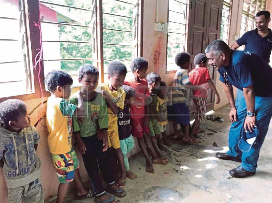  KANAK-KANAK Orang Asli tidak ke sekolah bermain di sekitar bangunan kelas prasekolah di Kampung Aring 5 yang terbiar. 