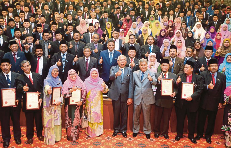 MAHDZIR (empat dari kanan) bersama pengetua dan guru besar sempena Majlis Multaqa Pengetua dan Guru Besar SMKA dan SABK di Kementerian Pendidikan, Putrajaya.
