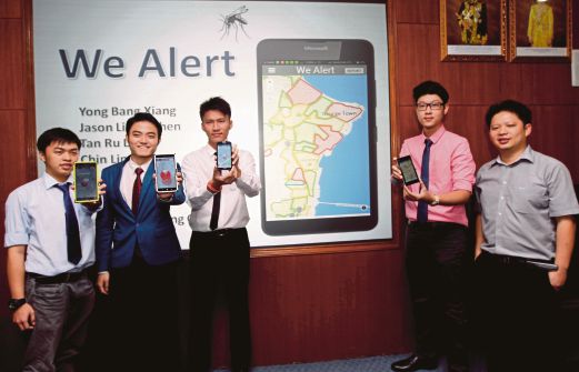 DR Yeong  (kanan) bersama pelajarnya menunjukkan aplikasi  amaran denggi ‘We Alert’ di UTM, semalam.