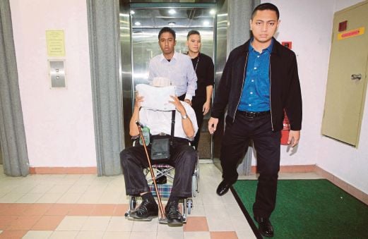 TERTUDUH menutup wajahnya ketika dibawa ke Mahkamah Sesyen Johor Bahru. 