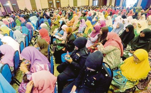 SEBAHAGIAN peserta yang hadir pada Seminar Islam Dan Anti Terrorisme Peringkat Kebangsaan, semalam.
