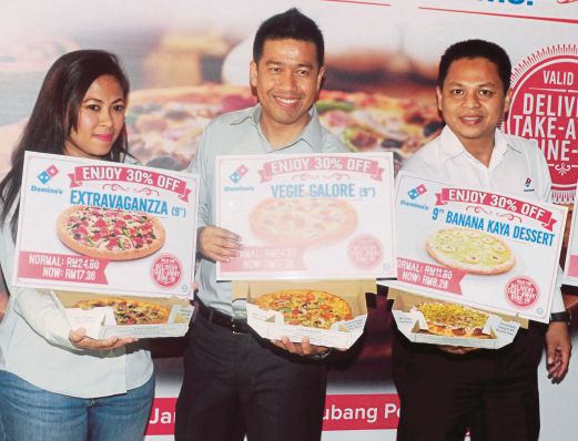 SHAMSUL Amree (tengah) melancarkan kempen Diskaun 30% Untuk Semua Menu di Domino’s Pizza Subang Perdana, semalam. 