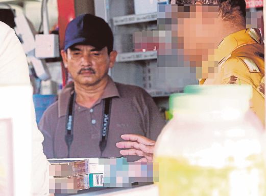 ANGGOTA penguat kuasa kastam merampas rokok seludup di kedai runcit di Taman Desa Rahmat, Kota Bharu.