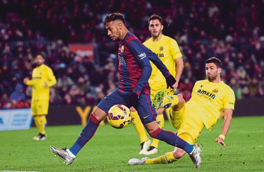 NEYMAR (kiri)  melepasi kawalan pemain Villarreal di Nou Camp, semalam. 