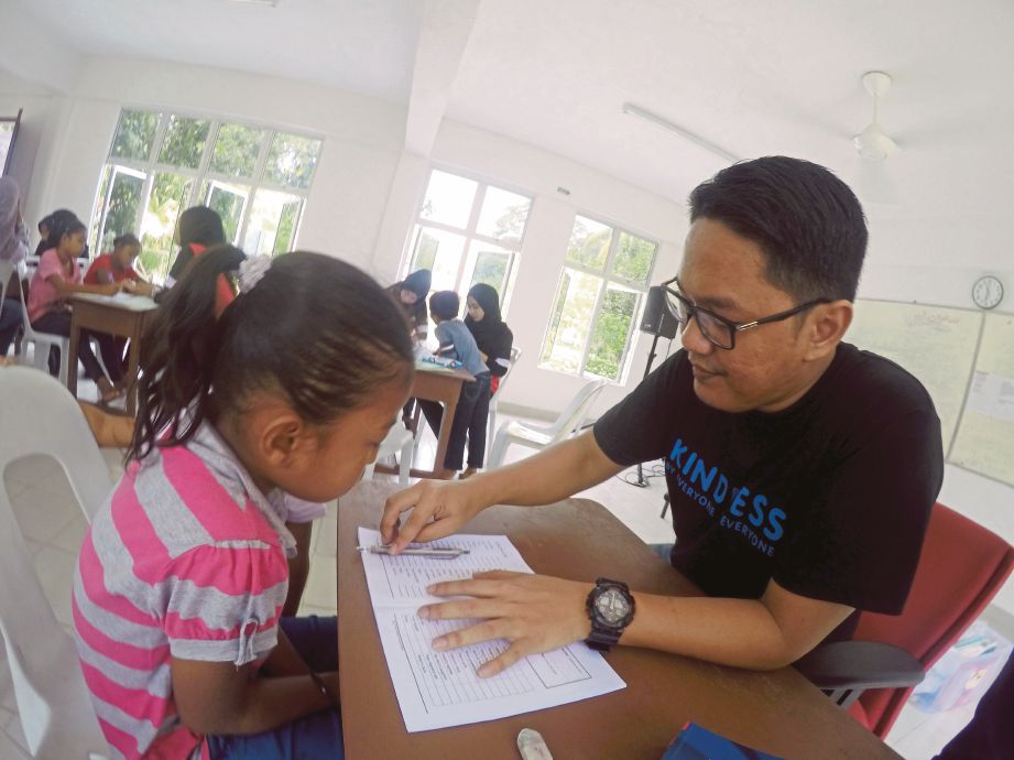 MUHAMAD Khairul Azkar menggunakan konsep ‘1 to 1’ apabila setiap seorang sukarelawan hanya mengajar seorang kanak-kanak Orang Asli.