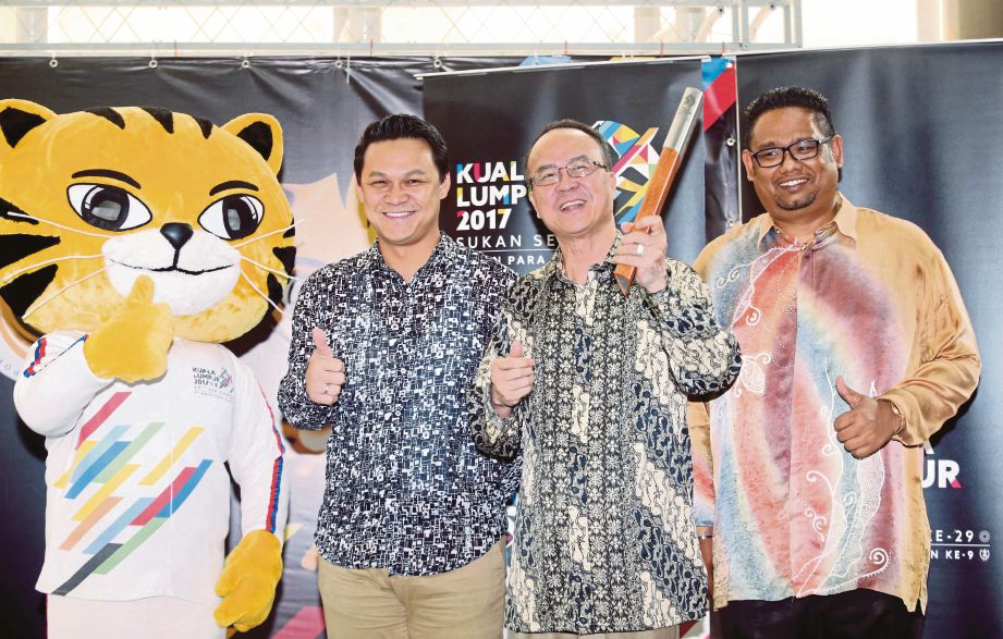 Zolkples  (dua dari kanan) menunjukkan Baton Bangkit Bersama Kuala Lumpur 2017 selepas sidang media  di KBS, semalam.