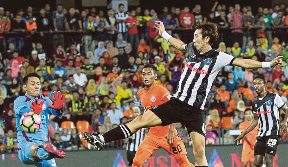 PENJAGA gol FELDA Farizal Harun menahan percubaan  pemain Pahang, Heo Jae Won (kanan).