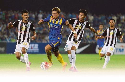 PEMAIN Pulau Pinang, Lee Gil Hoon  melepasi tiga pemain Pahang  di Stadium Bandaraya Pulau Pinang.