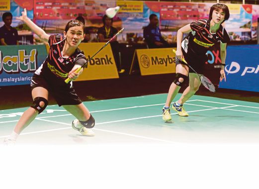 VIVIAN (kanan), Khe Wei  pamer aksi mantap ketika kalahkan pasangan nombor dua dunia dari Indonesia.