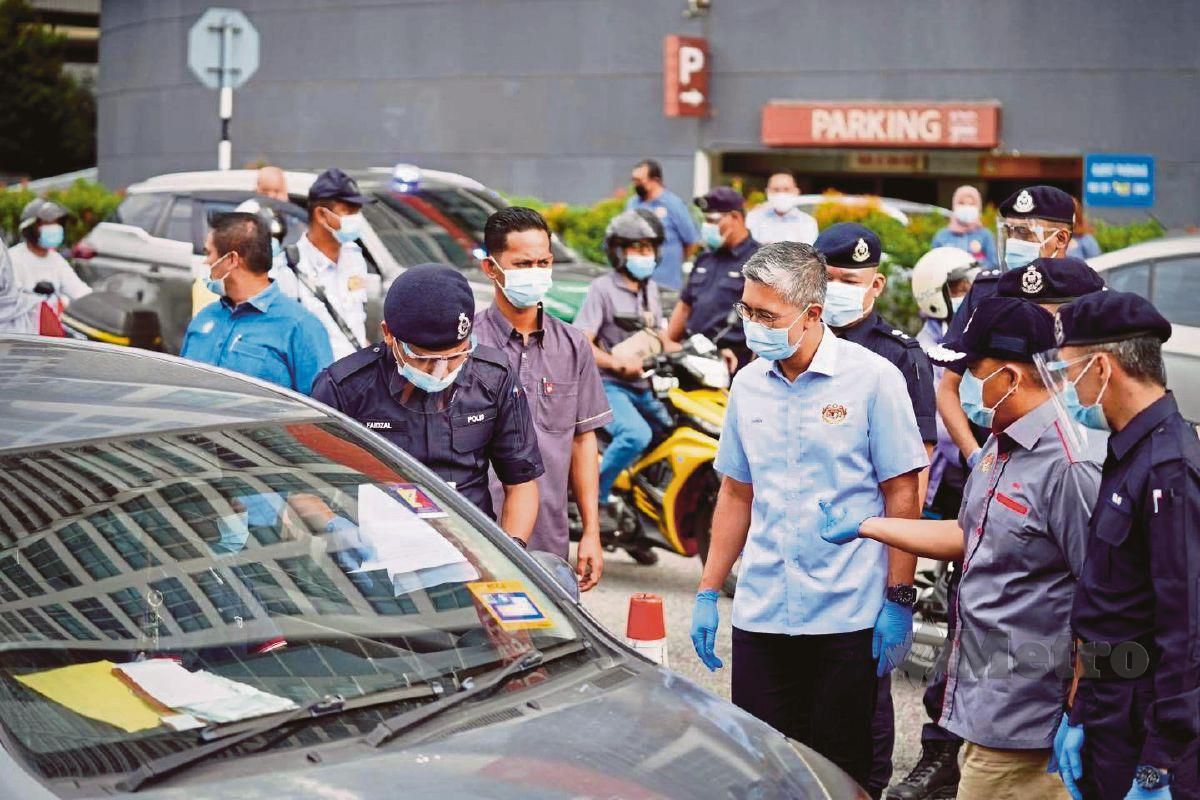 TENGKU Zafrul meluangkan masa turun padang melakukan lawatan di sekatan jalan raya Jalan Kuching untuk melihat sendiri tugas kawalan yang dijalankan Polis Diraja Malaysia (PDRM).