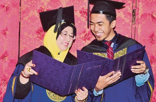 Zaibelah bersama Muhammad Aizuddin melihat diploma yang diterima pada hari terakhir Majlis Istiadat Konvokesyen UiTM Ke-81 di Dewan Agong Tuanku Canselor Shah Alam, semalam.