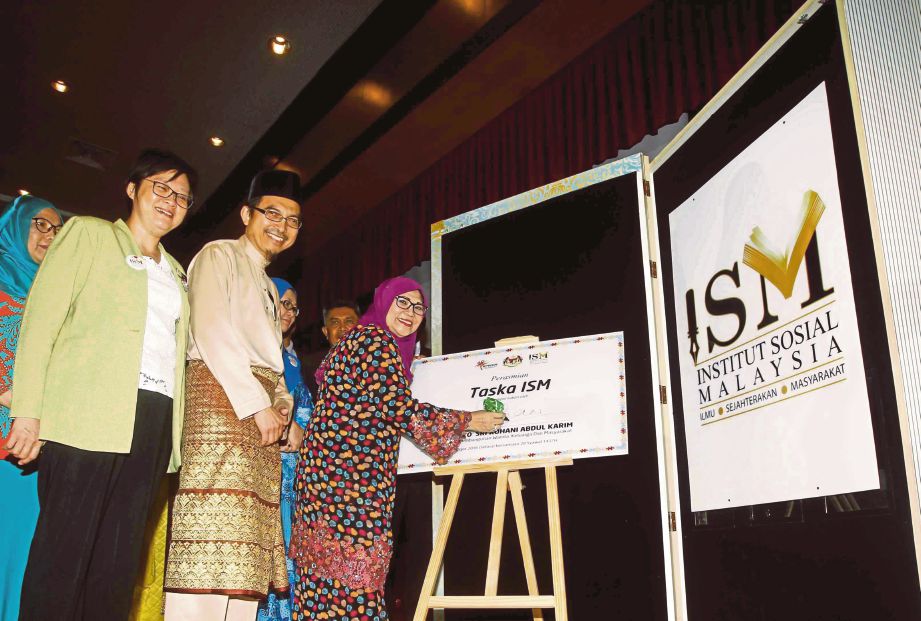  Rohani  (kanan) melancarkan logo baru Institut Sosial Malaysia, semalam.
