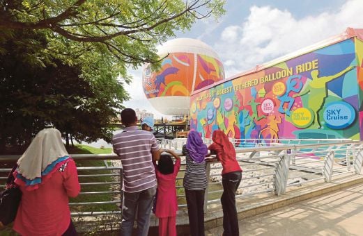 Pengunjung melihat Skyrides Balloon di Skyrides Festivals Park Putrajaya, Presint 2 Putrajaya. 