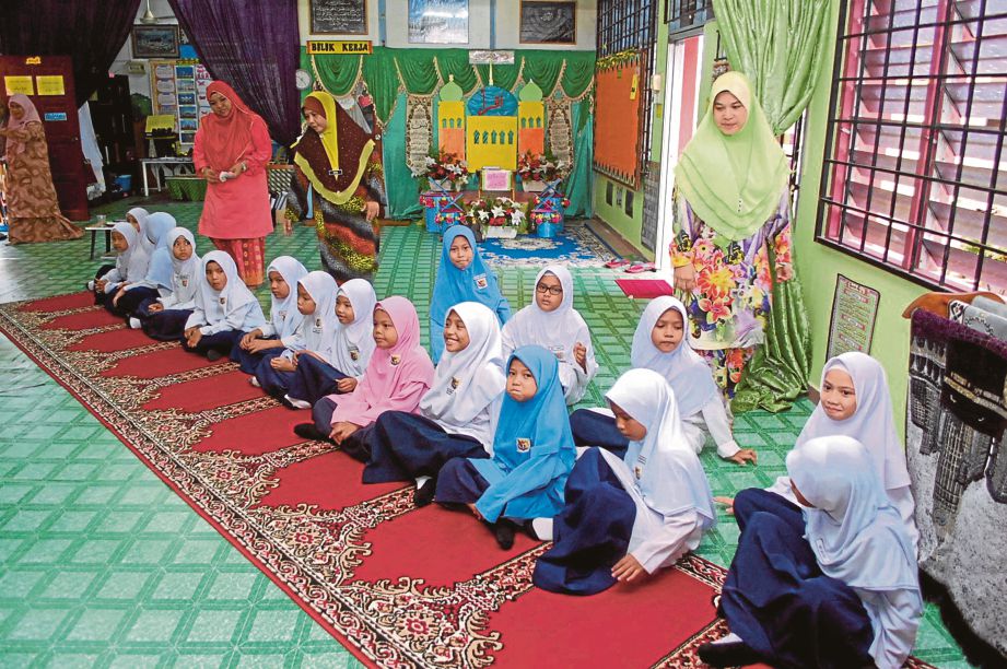 Guru menyusun saf murid di  Surau Al-Khauthar SK Jeram, Masjid Tanah. 