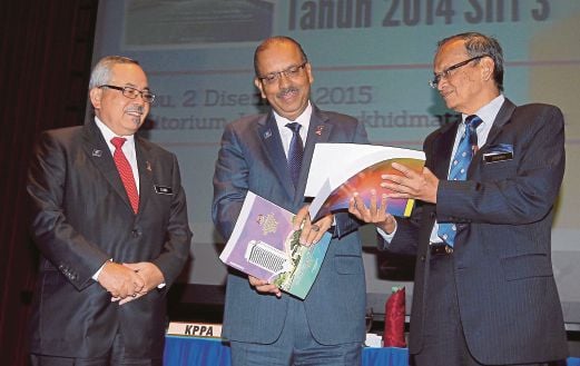  DR Ali (tengah)  melihat Buku Laporan Ketua Audit Negara 2014 selepas menerima daripada Ketua Audit Negara, Tan Sri Ambrin Buang (kanan) di Auditorium JPA. 