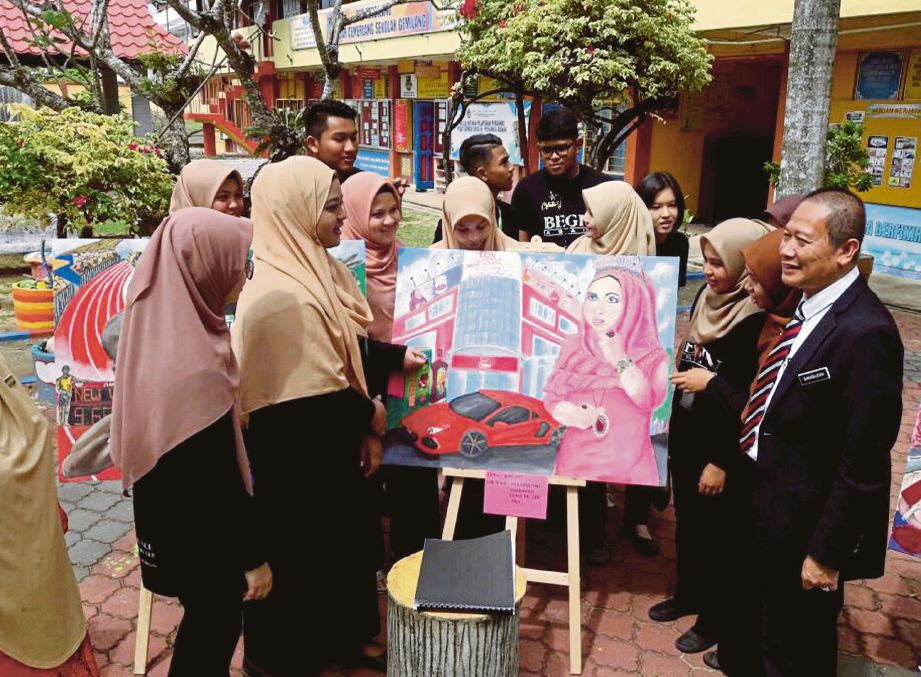  Samsuddin (kanan) mendengar penerangan mengenai lukisan Datuk Seri Vida yang dihasilkan Nik Nor Farhana (tengah).