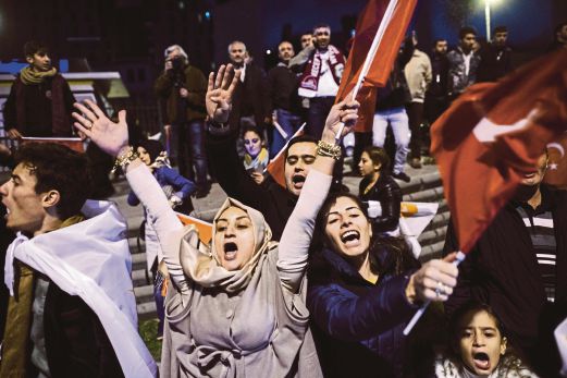 PENYOKONG AKP menyambut pengumuman kemenangan parti itu di Istanbul, semalam. 