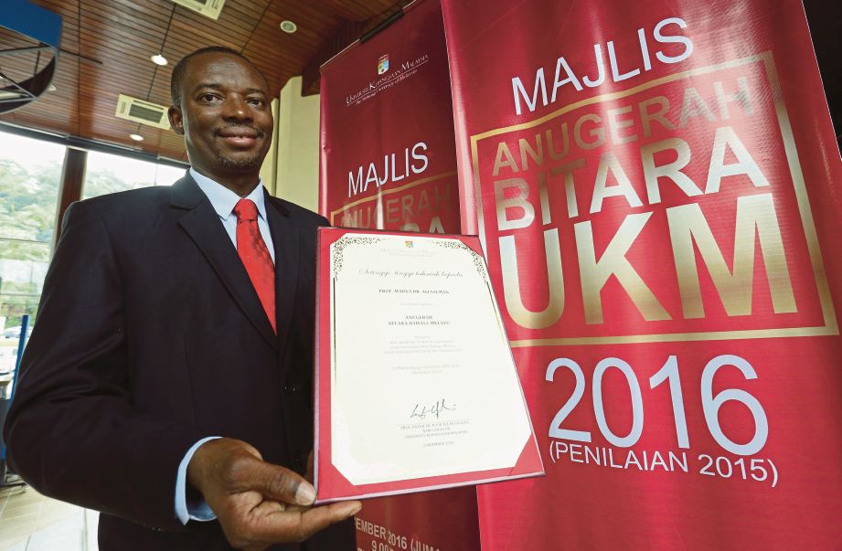 DR Ali menerima  Anugerah Bitara Bahasa Melayu  UKM  bagi kategori ahli akademik bukan warganegara.