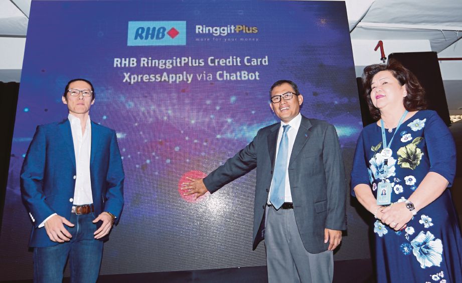 NAZRI (tengah) ketika pelancaran aplikasi RHB Bank & RinggitPlus.com Permohonan Kad Kredit Xpress Via Chatbot Menara AA, Kuala Lumpur.