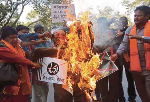 ANGGOTA kumpulan Hindu Sena membakar patung Perdana Menteri Pakistan Nawaz Sharif ketika memprotes serangan di Pathankot.