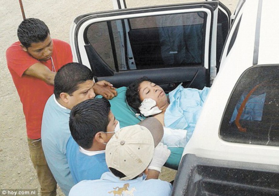 VILMA dibawa menaiki ambulans untuk dihantar ke hospital selepas dibakar sekumpulan penduduk kampung. - Agensi