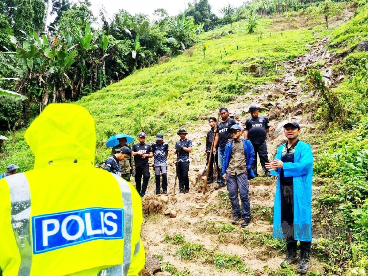 ANGGOTA Unit Penguat Kuasa Zon Pahang Barat memusnahkan pokok halia Bentong yang ditanam secara haram.