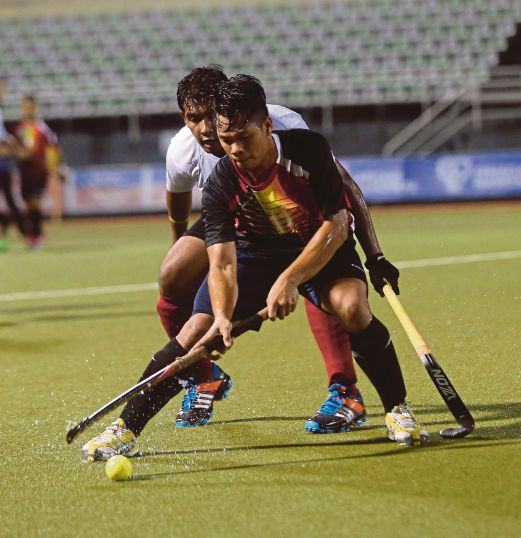 PEMAIN Kuala Lumpur, Nor Hizzat Sumantri (depan) dihalang pemain Negeri Sembilan, Kevin Kartik a/l Govindasamy.