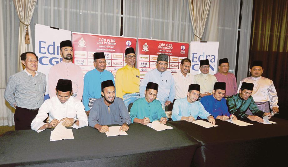  IDRIS  (tengah berdiri) bersama barisan pemain baharu Melaka United.