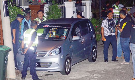 ANGGOTA polis melakukan pemeriksaan di kereta yang dipandu Thanabalan.