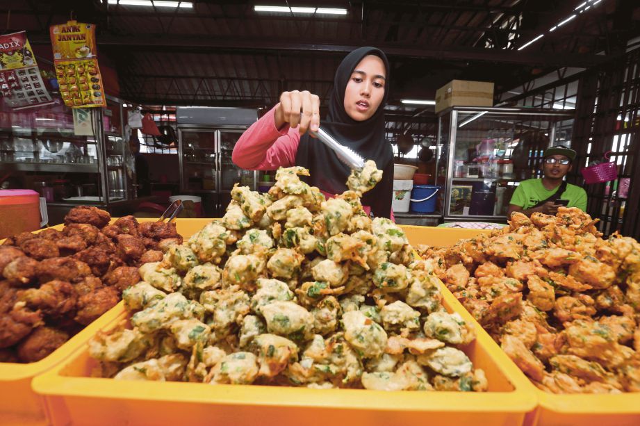 ANTARA peniaga yang membuka gerai makanan berhampiran stesen Semantan dan Sri Raya.