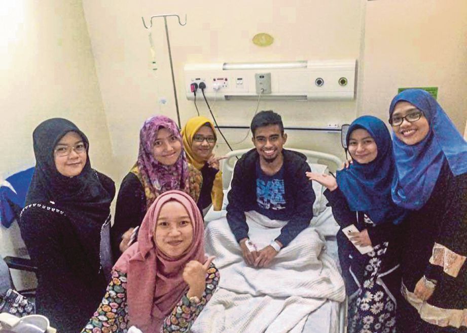 MOHD Nor Imran (tengah) bersama rakan-rakan yang tak putus-putus memberi semangat serta melawatnya di hospital ketika menghidap kanser. FOTO ihsan pembaca
