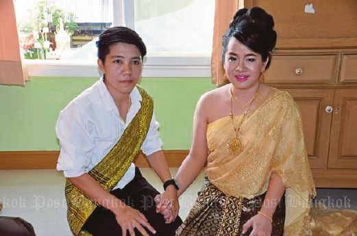  YUPA (kiri) dan ‘isterinya’ disahkan sebagai pasangan suami isteri dalam majlis tradisional di Nakhon Ratchasima semalam.