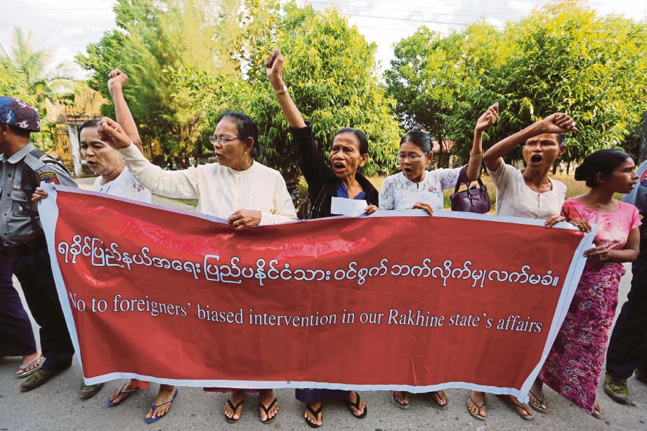 PENDUDUK memprotes terhadap lawatan Annan di Sittwe, Rakhine. - Reuters 