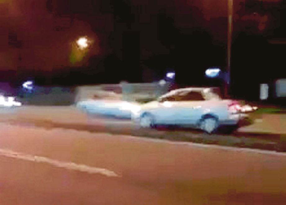 RAKAMAN video menunjukkan Toyota Vios melawan arus.