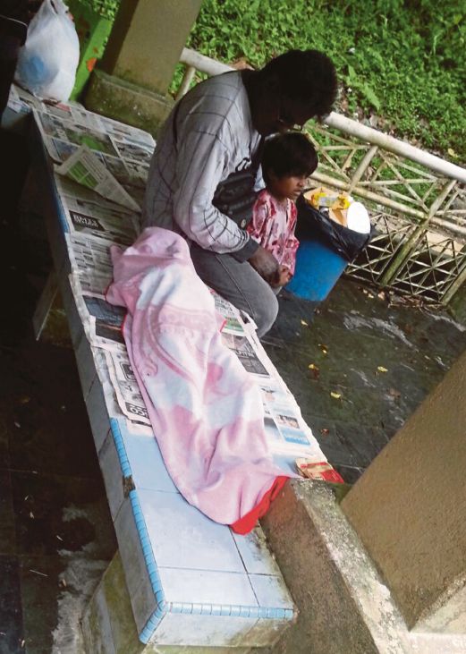 Mayat mangsa kanak-kanak yang ditemui lemas di Air Terjun Sungai Sendat, Hulu Yam Bharu.