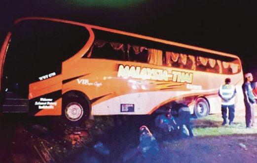 KEADAAN bas yang terbabit nahas di Jalan Lipis-Merapoh,  semalam.