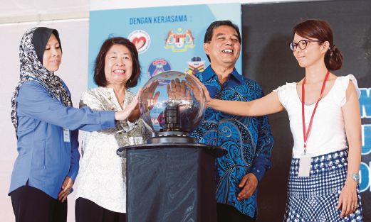 TIMBALAN Menteri Kesihatan, Datuk Seri Dr Hilmi Yahaya (dua, kanan) merasmikan Kempen Kanser Usus Besar anjuran Empowered.